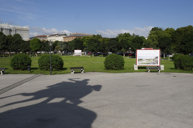 Informationsplakate am Heldenplatz