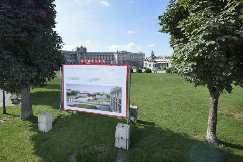 Informationsplakate am Heldenplatz