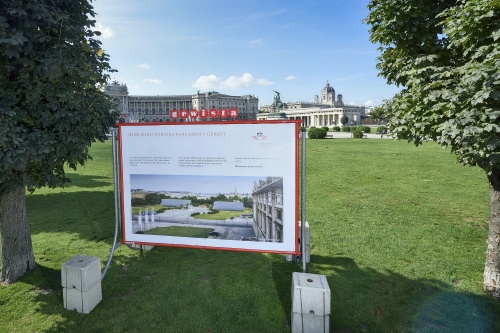 Informationsplakate am Heldenplatz