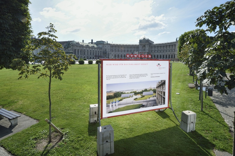 Informationsplakate am Heldenplatz