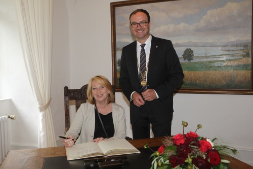 Nationalratspräsidentin Dorsi Bures Eintrag ins Goldene Buch der Stadt Konstanz mit Oberbürgermeister Uli Burchardt