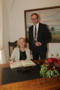 Nationalratspräsidentin Dorsi Bures Eintrag ins Goldene Buch der Stadt Konstanz mit Oberbürgermeister Uli Burchardt