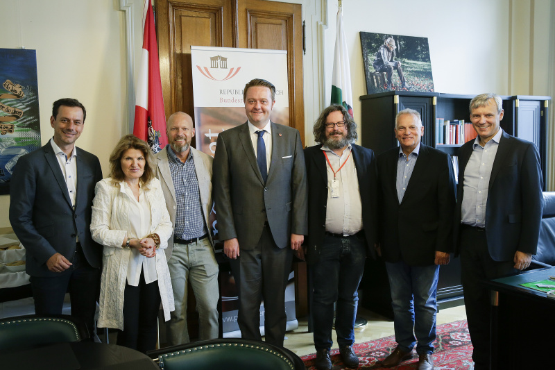 Von links: Bundesratsvizepräsident Ernst Gödl (V), Bundesratsvizedirektorin Alice Alsch-Harant, Marco Schreuder, Bundesratspräsident Mario Lindner (S), Peter Reichl, Gottfried Kneifel und Andreas Kovar