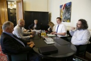 Aussprache mit Bundesratspräsident Mario Lindner (S) (2.von rechts)