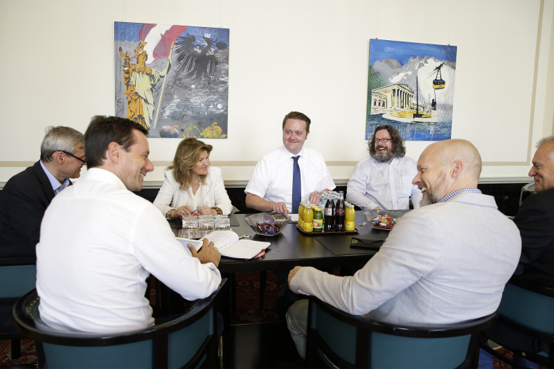 Aussprache mit Bundesratspräsident Mario Lindner (S) (Mitte)