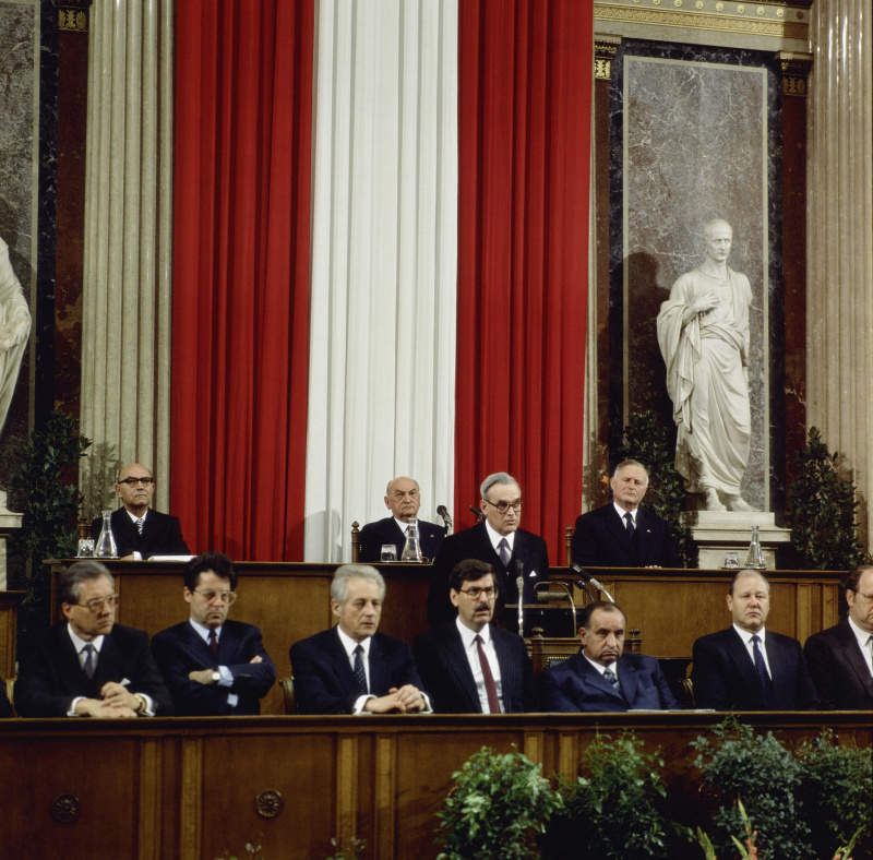 Blick Richtung Präsidium und Regierungsbank während der Ansprache von Bundesratsvizepräsident Herbert Schambeck (V) (am Rednerpult).

Am Präsidium von links: Bundesratspräsident Eduard Pumpernig (V), Nationalratspräsident Anton Benya (S), Zweiter Nationalratspräsident Roland Minkowitsch (V).
Auf der Regierungsbank von links: Unterrichtsminister Herbert Moritz, Wissenschaftsminister Heinz Fischer (S), Außenminister Leopold Gratz (S), Handelsminister und Vizekanzler Norbert Steger (F), Bundeskanzler Fred Sinowatz (S), Innenminister Karl Blecha (S).
