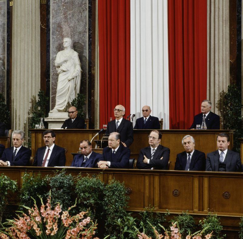 Blick Richtung Präsidium und Regierungsbank während der Ansprache von Bundespräsident Rudolf Kirchschläger (am Rednerpult).

Am Präsidium von links: Bundesratspräsident Eduard Pumpernig (V), Nationalratspräsident Anton Benya (S), Zweiter Nationalratspräsident Roland Minkowitsch (V).

Auf der Regierungsbank von links: Außenminister Leopold Gratz (S), Handelsminister und Vizekanzler Norbert Steger (F), Bundeskanzler Fred Sinowatz (S), Innenminister Karl Blecha (S), Justizminister Harald Ofner (F), Sozialminister Alfred Dallinger (S), Finanzminister Franz Vranitzky (S).