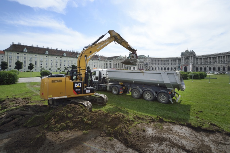 Grabungsarbeiten mit Bagger und Abtransport des Aushubes