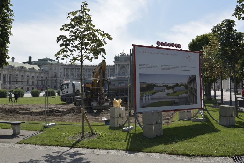 Hinweistafel zu den Bauarbeiten am Heldenplatz