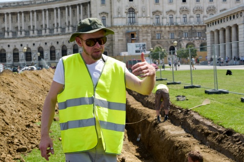 Archäologe Roman Igl von der Firma Ardig überwacht im Auftrag des Parlaments die Grabungen