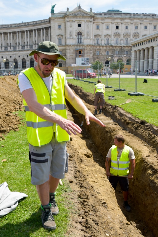 Archäologe Roman Igl von der Firma Ardig überwacht im Auftrag des Parlaments die Grabungen