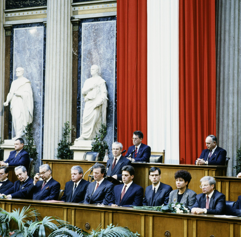 Blick Richtung Präsidium und Regierungsbank während der Ansprache von Bundesratspräsident Jürgen Weiss (V) (am Rednerpult).

Am Präsidium von links: Dritter Nationalratspräsident Herbert Haupt (F), Nationalratspräsident Heinz Fischer (S), Zweiter Nationalratspräsident Heinrich Neisser (V).
Auf der Regierungsbank von links: Außenminister Alois Mock (V), Vizekanzler und Unterrichtsminister Erhard Busek (V), Bundeskanzler Franz Vranitzky (S), Innenminister Caspar Einem (S), Verkehrsminister Viktor Klima (S), Finanzminister Andreas Staribacher, Frauenministerin Helga Konrad (S), Sozialminister Franz Hums (S).