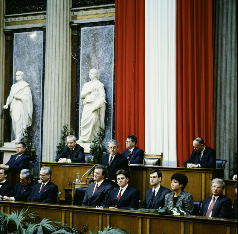 Blick auf das Präsidium und die Regierungsbank während der Ansprache von Bundeskanzler Franz Vranitzky (S) (am Rednerpult).

Am Präsidium von links: Dritter Nationalratspräsident Herbert Haupt (F), Bundesratspräsident Jürgen Weiss (V), Nationalratspräsident Heinz Fischer (S), Zweiter Nationalratspräsident Heinrich Neisser (V).

Auf der Regierungsbank von links: Außenminister Alois Mock (V), Vizekanzler und Unterrichtsminister Erhard Busek (V), Innenminister Caspar Einem (S), Verkehrsminister Viktor Klima (S), Finanzminister Andreas Staribacher, Frauenministerin Helga Konrad (S), Sozialminister Franz Hums (S).