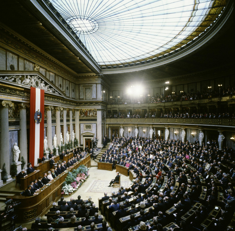 Blick ins Plenum während der Ansprache von Bundesratspräsident Jürgen Weiss (V) (am Präsidium, stehend). 

In der Saalmitte: Bundespräsident Thomas Klestil.