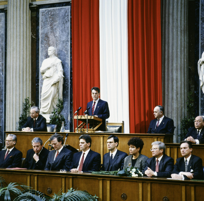 Blick Richtung Präsidium und Regierungsbank während der Eröffnungsansprache von Nationalratspräsident Heinz Fischer (S).

Am Präsidium von links: Bundesratspräsident Jürgen Weiss (V), Nationalratspräsident Heinz Fischer (S), Zweiter Nationalratspräsident Heinrich Neisser (V), Bundesratsvizepräsident Walter Strutzenberger (S).
Auf der Regierungsbank von links: Vizekanzler und Unterrichtsminister Erhard Busek (V), Bundeskanzler Franz Vranitzky (S), Innenminister Caspar Einem (S), Verkehrsminister Viktor Klima (S), Finanzminister Andreas Staribacher, Frauenministerin Helga Konrad (S), Sozialminister Franz Hums (S), Justizminister Nikolaus Michalek.