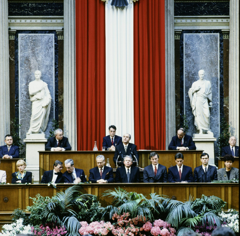 Blick auf das Präsidium und die Regierungsbank während der Ansprache von Bundespräsident Thomas Klestil (am Rednerpult).

Am Präsidium von links: Dritter Nationalratspräsident Herbert Haupt (F), Bundesratspräsident Jürgen Weiss (V), Nationalratspräsident Heinz Fischer (S), Zweiter Nationalratspräsident Heinrich Neisser (V), Bundesratsvizepräsident Walter Strutzenberger (S).

Auf der Regierungsbank von links: Umweltministerin Maria Rauch-Kallat (V), Wirtschaftsminister Wolfgang Schüssel (V), Außenminister Alois Mock (V), Vizekanzler und Unterrichtsminister Erhard Busek (V), Bundeskanzler Franz Vranitzky (S), Innenminister Caspar Einem (S), Verkehrsminister Viktor Klima (S), Finanzminister Andreas Staribacher, Frauenministerin Helga Konrad (S).