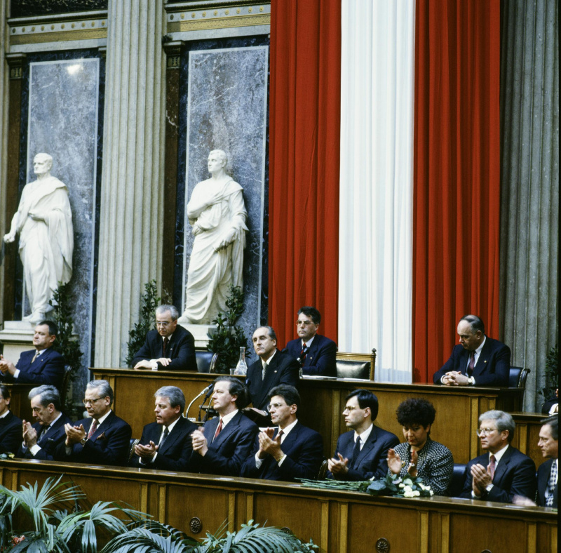 Blick auf das Präsidium und die Regierungsbank während der Ansprache von Bundespräsident Thomas Klestil (am Rednerpult).

Am Präsidium von links: Dritter Nationalratspräsident Herbert Haupt (F), Bundesratspräsident Jürgen Weiss (V), Nationalratspräsident Heinz Fischer (S), Zweiter Nationalratspräsident Heinrich Neisser (V).

Auf der Regierungsbank von links: Außenminister Alois Mock (V), Vizekanzler und Unterrichtsminister Erhard Busek (V), Bundeskanzler Franz Vranitzky (S), Innenminister Caspar Einem (S), Verkehrsminister Viktor Klima (S), Finanzminister Andreas Staribacher, Frauenministerin Helga Konrad (S), Sozialminister Franz Hums (S).