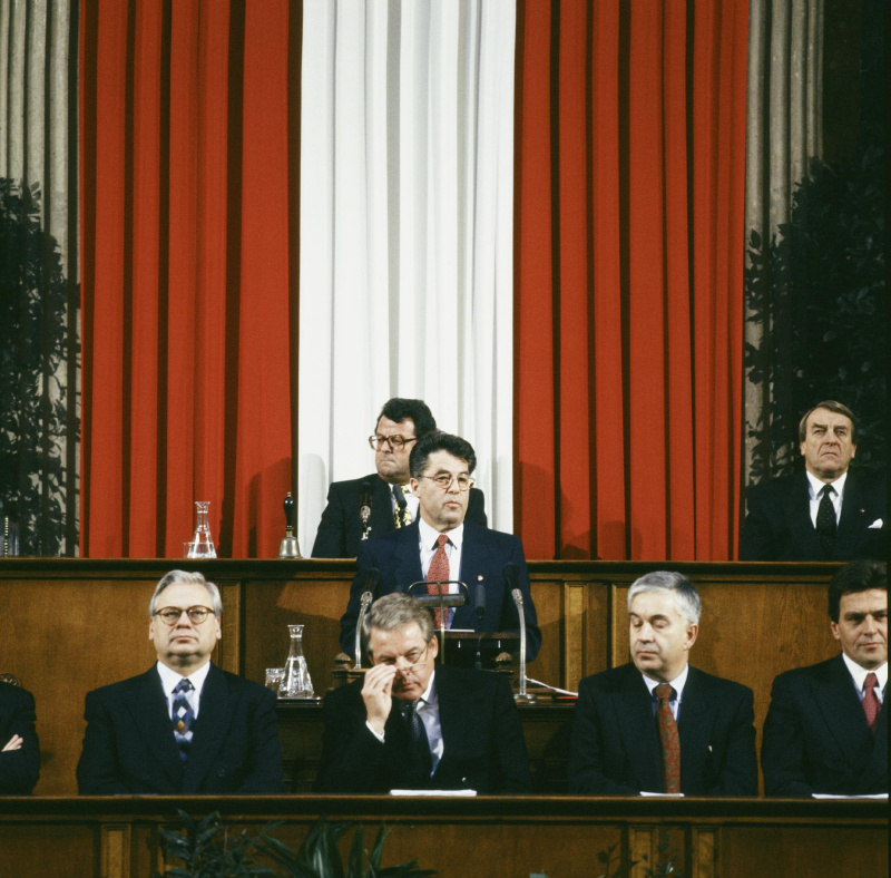 Blick Richtung Regierungsbank und Präsidium während der Ansprache von Nationalratspräsident Heinz Fischer (S) (am Rednerpult).

Am Präsidium v.l.n.r.: Bundesratspräsident Ludwig Bieringer (V), Zweiter Nationalratspräsident Robert Lichal (V).

In der Regierungsbank v.l.n.r.: Vizekanzler und Wissenschaftsminister Erhard Busek (V), Bundeskanzler Franz Vranitzky (S), Innenminister Franz Löschnak (S), Verkehrsminister Viktor Klima (S)