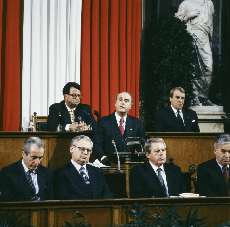 Blick Richtung Regierungsbank und Präsidium während der Ansprache von Bundespräsident Thomas Klestil (am Rednerpult).

Am Präsidium v.l.n.r.: Bundesratspräsident Ludwig Bieringer (V), Zweiter Nationalratspräsident Robert Lichal (V).

In der Regierungsbank v.l.n.r.: Außenminister Alois Mock (V), Vizekanzler und Wissenschaftsminister Erhard Busek (V), Bundeskanzler Franz Vranitzky (S), Innenminister Franz Löschnak (S).