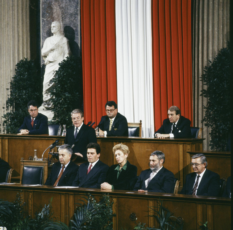 Blick auf das Präsidium und die Regierungsbank während der Ansprache von Bundeskanzler Franz Vranitzky (S) (am Rednerpult).

Am Präsidium v.l.n.r.: Nationalratspräsident Heinz Fischer (S), Bundesratspräsident Ludwig Bieringer (V), Zweiter Nationalratspräsident Robert Lichal (V).

In der Regierungsbank v.l.n.r.: Innenminister Franz Löschnak (S), Verkehrsminister Viktor Klima (S), Umweltministerin Maria Rauch-Kallat (V), Landwirtschaftsminister Franz Fischler (V), Sozialminister Josef Hesoun (S).