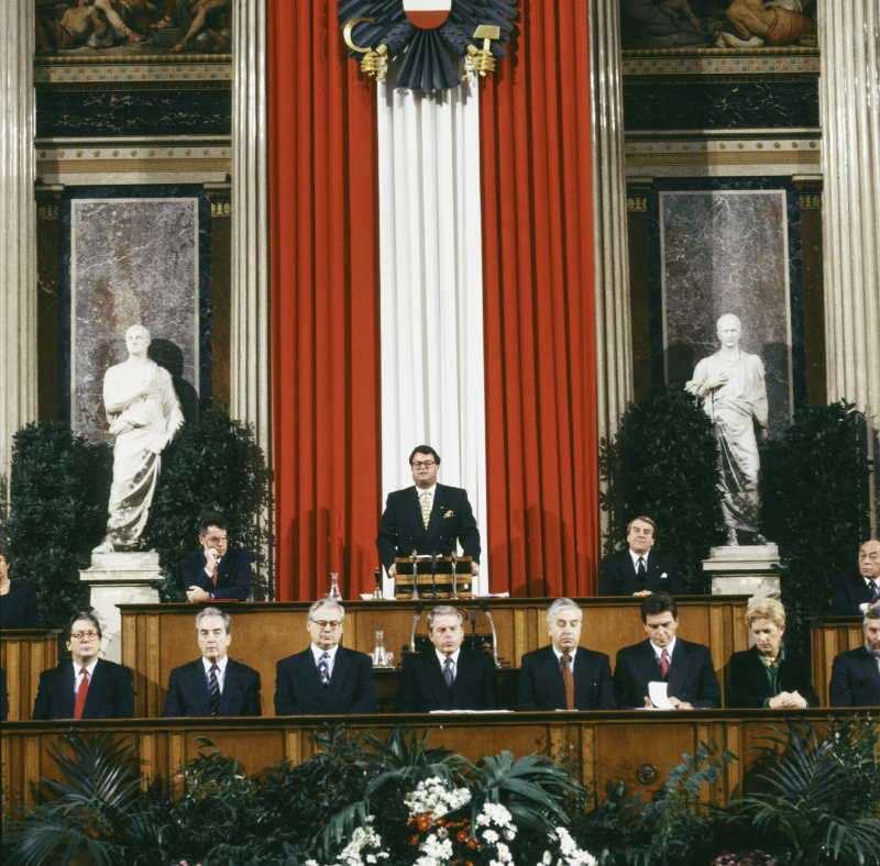 Blick Richtung Regierungsbank und Präsidium während der Eröffnungsansprache von Bundesratspräsident Ludwig Bieringer (V) (am Präsidium, stehend).

Am Präsidium v.l.n.r.: Nationalratspräsident Heinz Fischer (S), Bundesratspräsident Ludwig Bieringer (V), Zweiter Nationalratspräsident Robert Lichal (V), Bundesratsvizepräsident Walter Strutzenberger (S).

In der Regierungsbank v.l.n.r.: Finanzminister Ferdinand Lacina (S), Außenminister Alois Mock (V), Vizekanzler und Wissenschaftsminister Erhard Busek (V), Bundeskanzler Franz Vranitzky (S), Innenminister Franz Löschnak (S), Verkehrsminister Viktor Klima (S), Umweltministerin Maria Rauch-Kallat (V).