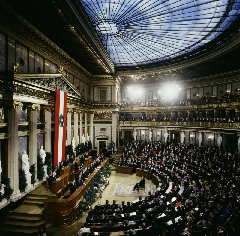 Blick in den Saal während der Ansprache von Bundeskanzler Franz Vranitzky (S) (am Rednerpult).
In der Saalmitte: Bundespräsident Thomas Klestil.