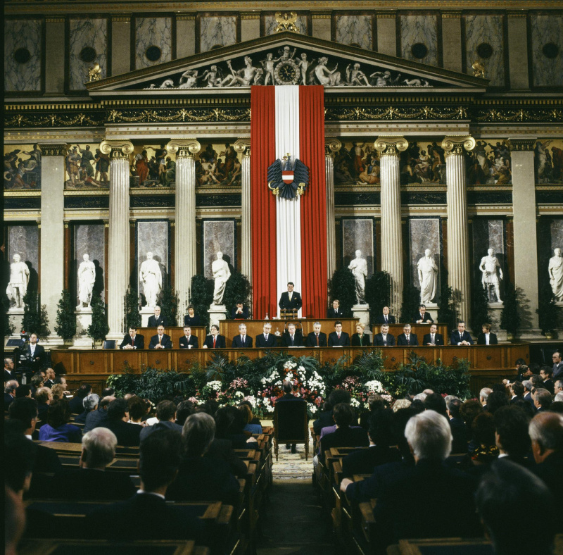 Blick Richtung Regierungsbank und Präsidium während der Eröffnungsansprache von Bundesratspräsident Ludwig Bieringer (V) (am Präsidium, stehend).

Am Präsidium v.l.n.r.: Bundesratsvizepräsident Herbert Schambeck (V), Dritte Nationalratspräsidentin Heide Schmidt (F), Nationalratspräsident Heinz Fischer (S), Bundesratspräsident Ludwig Bieringer (V), Zweiter Nationalratspräsident Robert Lichal (V), Bundesratsvizepräsident Walter Strutzenberger (S), Parlamentsdirektor Heinz Wasserbauer.

In der Regierungsbank v.l.n.r.: Staatssekretär im Bundesministerium für Finanzen Johannes Ditz (V),  Verteidigungsminister Werner Fasslabend (V), Gesundheitsminister Michael Ausserwinkler, Finanzminister Ferdinand Lacina (S), Außenminister Alois Mock (V), Vizekanzler und Wissenschaftsminister Erhard Busek (V), Bundeskanzler Franz Vranitzky (S), Innenminister Franz Löschnak (S), Verkehrsminister Viktor Klima (S), Umweltministerin Maria Rauch-Kallat (V), Landwirtschaftsminister Franz Fischler (V), Sozialminister Josef Hesoun (S), Justizminister Nikolaus Michalek, Unterrichtsminister Rudolf Scholten (S), Staatssekretärin im Bundeskanzleramt Brigitte Ederer (S).