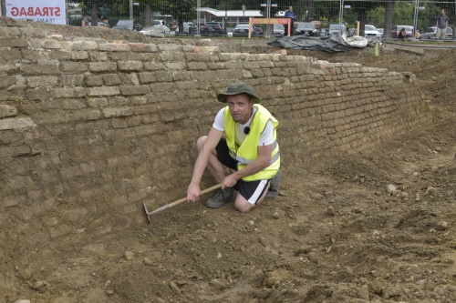 Archäologe Roman Igl beim Freilegen der Stadtmauer