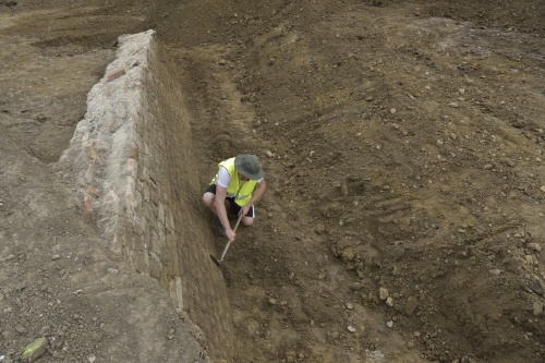 Archäologe Roman Igl beim Freilegen der Stadtmauer
