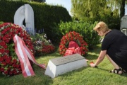 Parlamentsvizedirektorin Susanne Janistyn-Novák bei der Kranzniederlegung am Ehrengrab von Nationalratspräsidentin Barabara Prammer am Wiener Zentralfriedhof