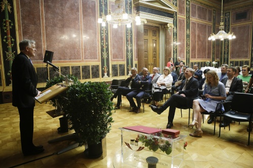 Der österreichische Botschafter in London Martin Eichtinger bei seiner Ansprache am Rednerpult. Blick Richtung VeranstaltungsteilnehmerInnen