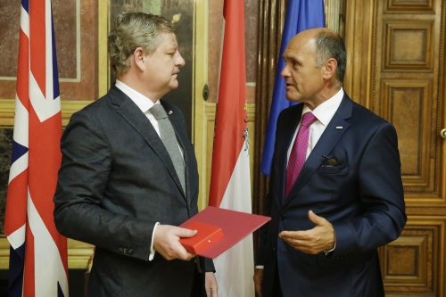 Von links: Der britische Abgeordnete Agnus Robertson im Gespräch mit Innenminister Wolfgang Sobotka (V)