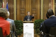 Der britische Abgeordnete Agnus Robertson bei seiner Ansprache am Rednerpult