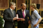Von links: Bbritischer Abgeordneter Angus Robertson, Innenminister Wolfgang Sobotka (V) und Jennifer Robertson im Gespräch