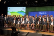 Nationalratspräsidentin Doris Bures (S) (Zweite Reihe, 5. von links) mit den AthletInnen, Trainern, Betreuern und Funktionären des österreichischen Paraolympic-Teams