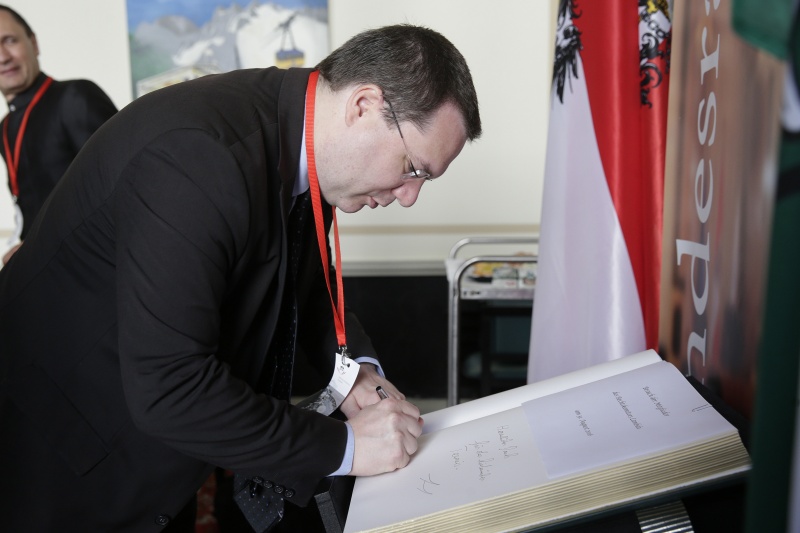 RKL-Mitglied  beim Eintrag in das Gästebuch