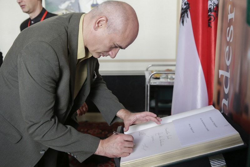 Vorstandsmitglied RKL Richard Fischer beim Eintrag in das Gästebuch