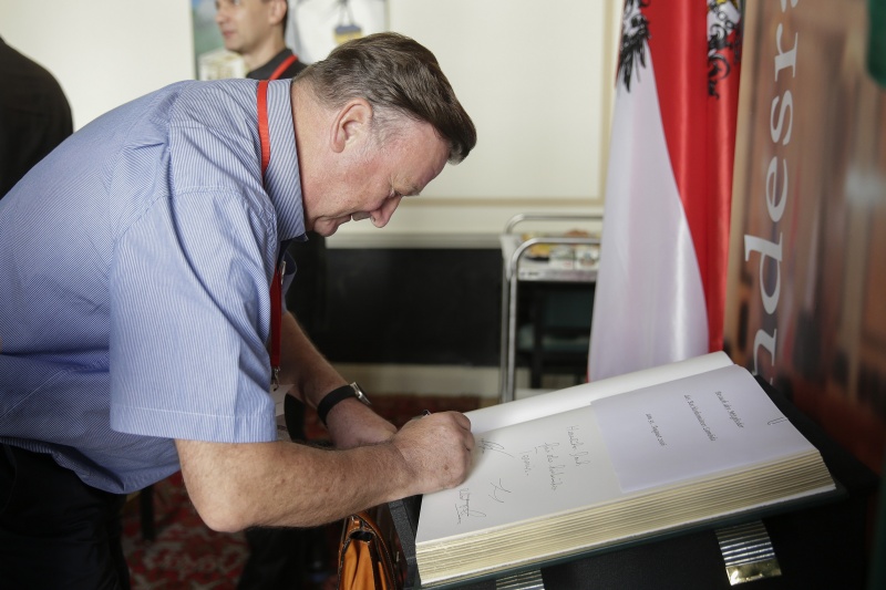 RKL-Mitglied  beim Eintrag in das Gästebuch