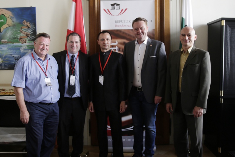 Von links: RKL Generalsekretär Walter Dietz, RKL Vorstandsmitglied Raoul Fortner , RKL Präsident Helmut Graupner, Bundesratspräsident Mario Lindner (S) und RKL Vorstandsmitglied Richard Fischer