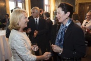 Von links: Nationalratspräsidentin Doris Bures (S) begrüßt die Alternierende Generalsekretärin der Zentraleuropäischen Initiative Botschafterin Margot Klestil-Löffler