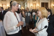 Von rechts: Nationalratspräsidentin Doris Bures (S) im Gespräch mit Botschafterin und Außenministerin a.D. Ursula Plassnik (V)