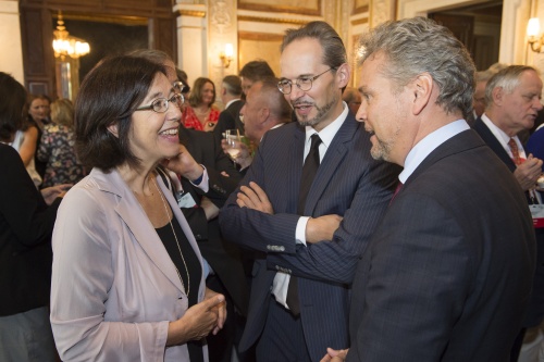 Von links: OSZE-PV Präsidentin Christine Muttonen im Gespräch mit Veranstaltungsteilnehmern