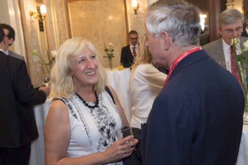 Von links: Bundesratsvizepräsidentin Ingrid Winkler (S) im Gespräch mit einem Veranstaltungsteilnehmer