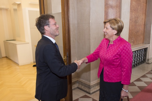 Von links: Nationalratsabgeordneter Wolfgang Pirklhuber (G) begrüßt die Vorsitzende Ljudmila Novak