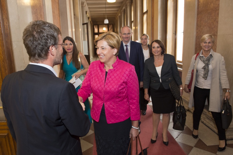 Nationalratsabgeordneter Wolfgang Pirklhuber (G) begrüßt die Vorsitzende Ljudmila Novak und ihre Delegation