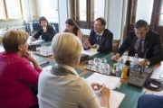 Aussprache . Von rechts: Österreichische Delegation mit Nationalratsabgeordneter Rouven Ertlschweiger (V), Nationalratsabgeordneter Wolfgang Pirklhuber (G), Dolmetscherin, Nationalratsabgeordnete Martina Schenk (T)