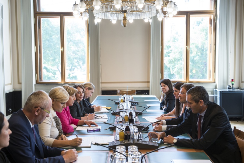 Aussprache. Rechte Tischhälfte von rechts: Österreichische Delegation mit Nationalratsabgeordneter Rouven Ertlschweiger (V), Nationalratsabgeordneter Wolfgang Pirklhuber (G), Dolmetscherin, Nationalratsabgeordnete Martina Schenk (T). Linke Tischhälfte von links: Slowenische Delegation mit Franz Trcek, Andreja Pignar Tomanic, Ljudmila Novak, Vojka Sergan, Tamara Gruden-Pecan