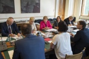 Aussprache. Von links: Slowenische Delegation mit Franz Trcek, Andreja Pignar Tomanic, Ljudmila Novak, Vojka Sergan, Tamara Gruden-Pecan
