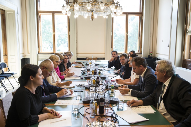 Aussprache. Rechte Tischhälfte von rechts: Österreichische Delegation mit Nationalratsabgeordneter Josef A. Riemer (F), Nationalratsabgeordneter Walter Rauch (F), Nationalratsabgeordnete Cornelia Ecker (S) Nationalratsabgeordneter Wolfgang Pirklhuber (G), Dolmetscherin, Nationalratsabgeordneter Norbert Sieber (V). Linke Tischhälfte von links: Slowenische Delegation mit Stellvertreterin des slowenischen Botschafters Wien Marjana Prvinsek-Bokal, Franz Trcek, Andreja Pignar Tomanic, Ljudmila Novak, Vojka Sergan, Tamara Gruden-Pecan