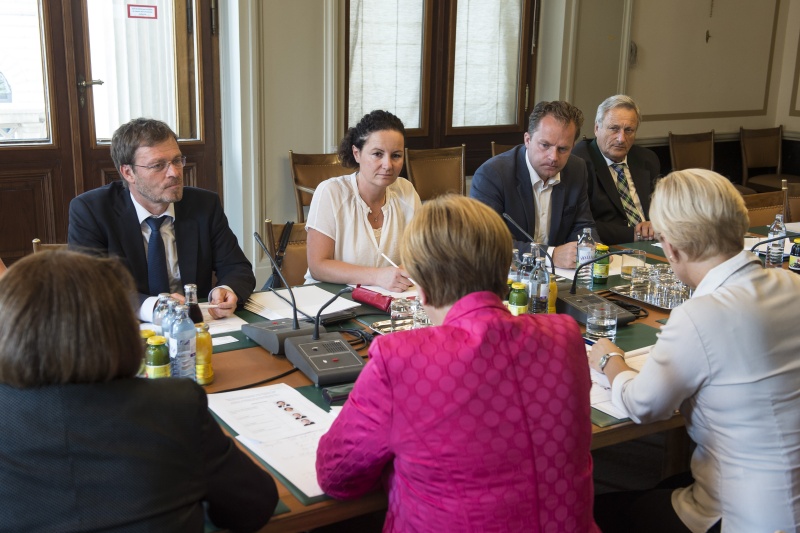 Aussprache. Von rechts: Österreichische Delegation mit Nationalratsabgeordneter Josef A. Riemer (F), Nationalratsabgeordneter Walter Rauch (F), Nationalratsabgeordnete Cornelia Ecker (S) Nationalratsabgeordneter Wolfgang Pirklhuber (G),